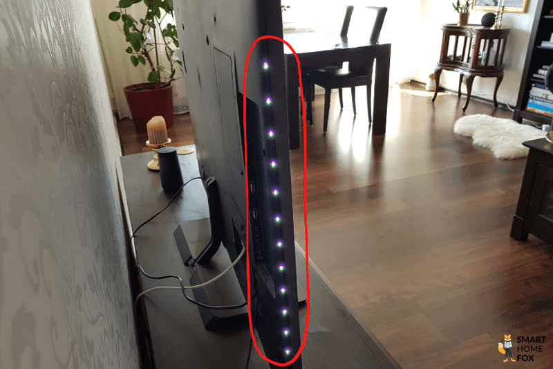 LED-Leiste eines Philips Fernsehers ist in der Nahaufnahme zu sehen.